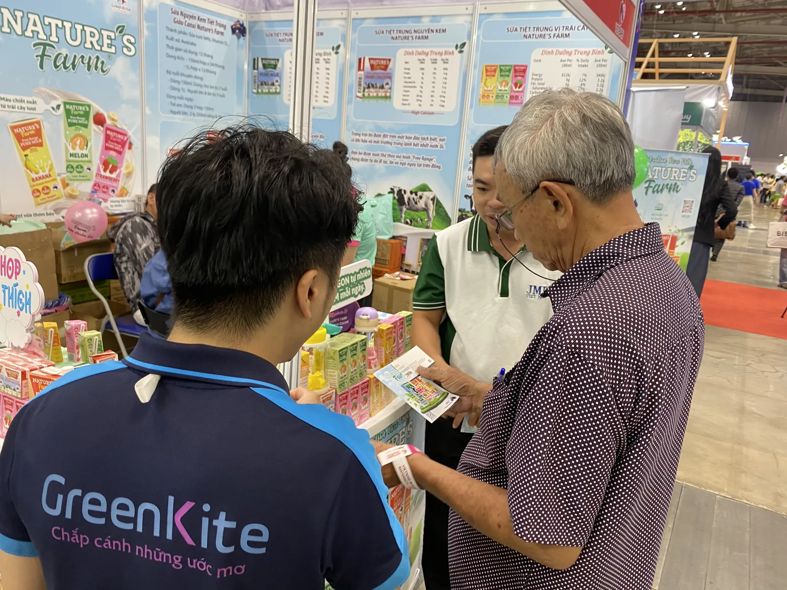 Nhân viên Greenkite tư vấn sản phẩm cho khách tại hội chợ